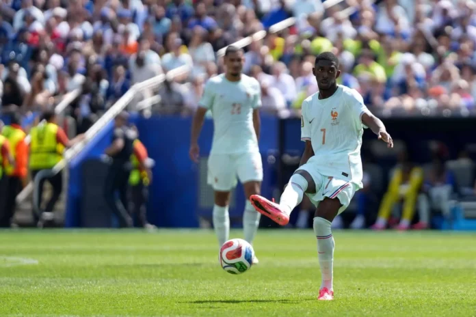 Dembélé celebra su triplete con Francia.