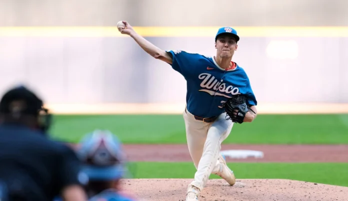 Jacob Misiorowski lanza a gran velocidad.