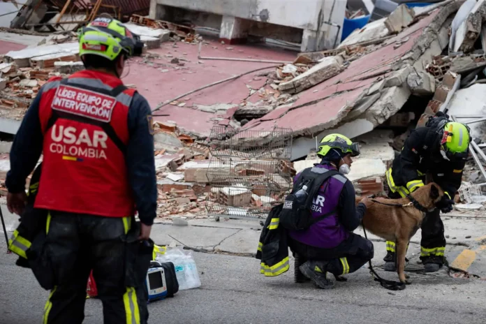 Rescate de sobrevivientes tras terremoto en Venezuela