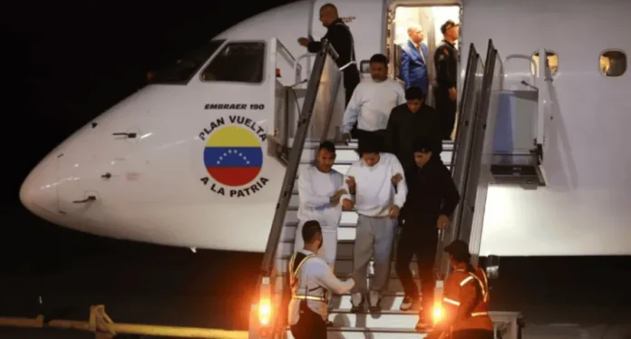 Venezolanos repatriados llegan al país.