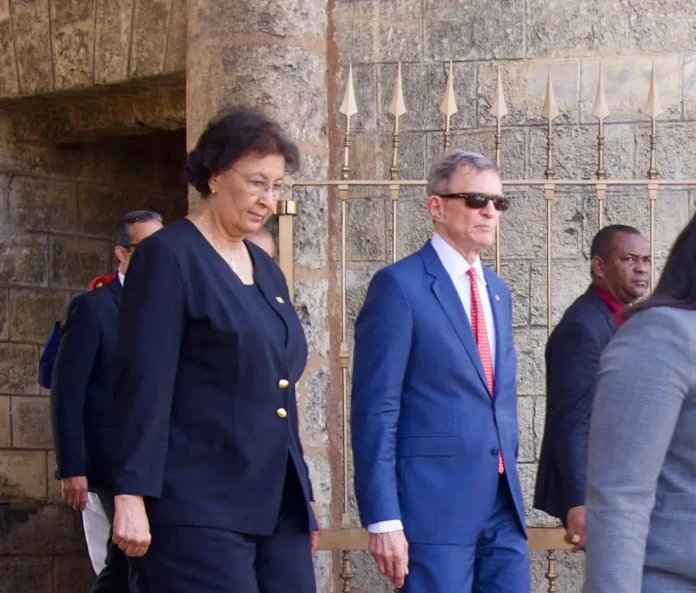 Presidenta de Surinam rinde homenaje floral.