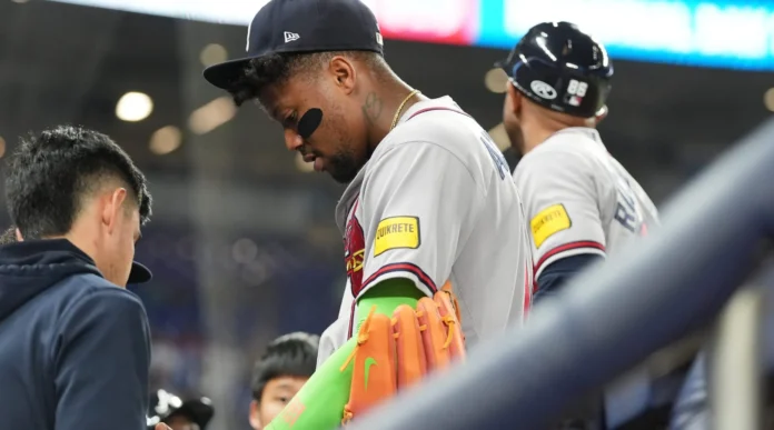 Ronald Acuña Jr. se lesiona en partido.