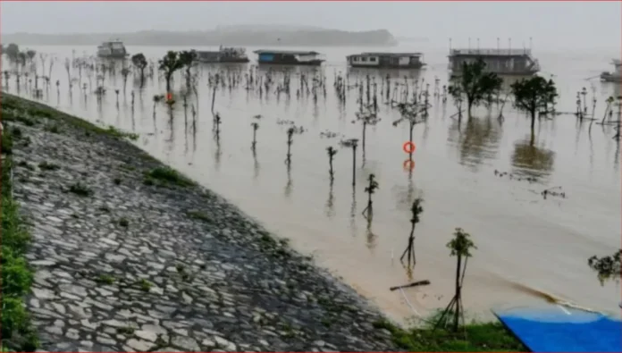Evacuación masiva por lluvias en Cantón.