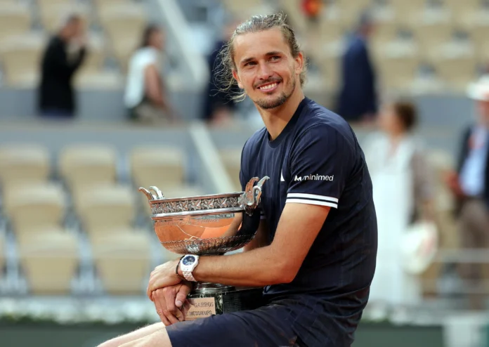 Alexander Zverev celebra su victoria en Roland Garros.