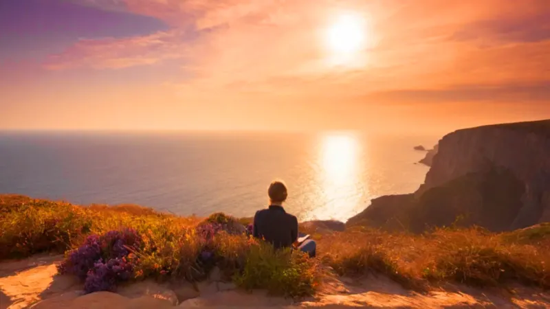 Silueta contempla el atardecer frente al mar