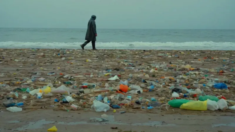 Un solitario ante un mar de basura