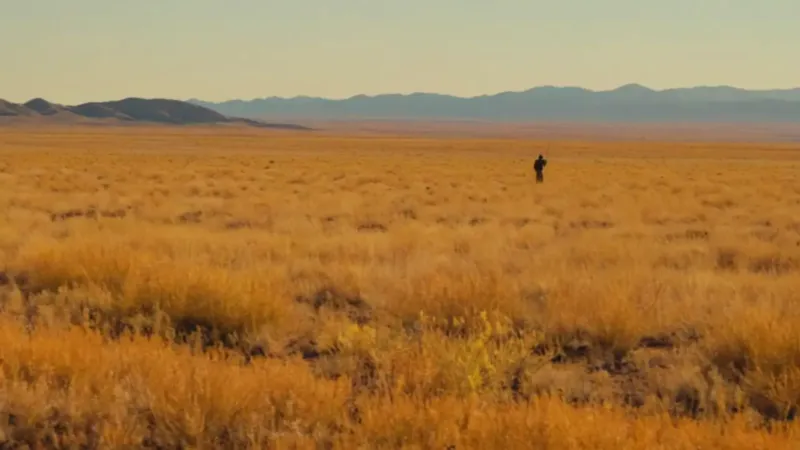 Cazador solitario en la llanura al atardecer