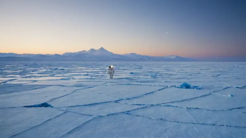 Astronauta solitario en un desolado paisaje helado