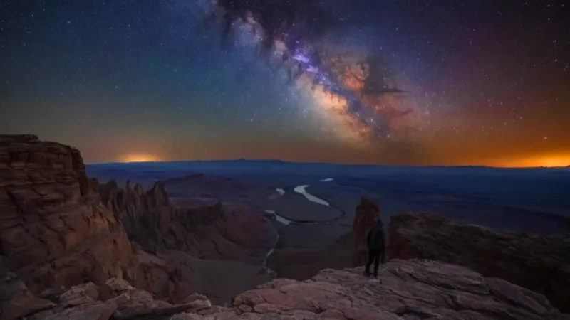 Soledad en la cumbre bajo el cosmos