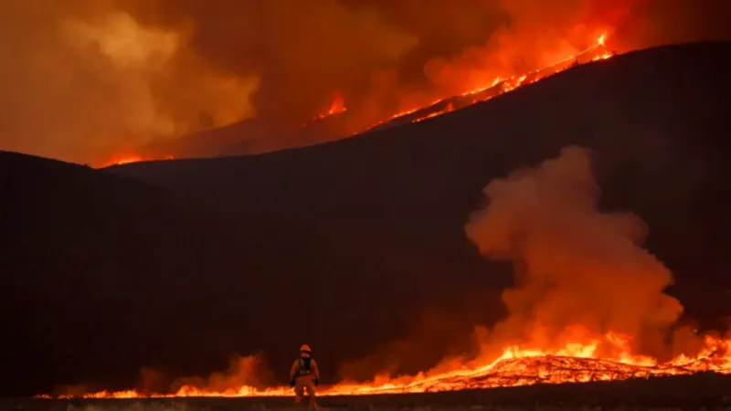 Un bombero enfrenta el devastador incendio
