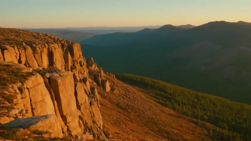 Un hombre contempla el atardecer montañoso