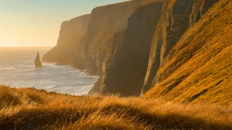 Un vigía otea el mar desde el acantilado