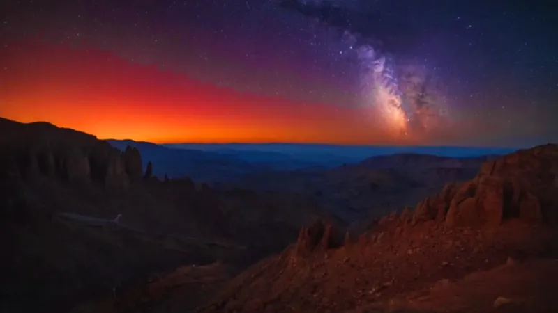 Figura solitaria bajo un eclipse lunar
