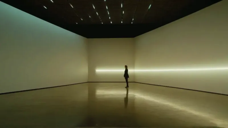 Una figura bajo una cuadrícula de luz