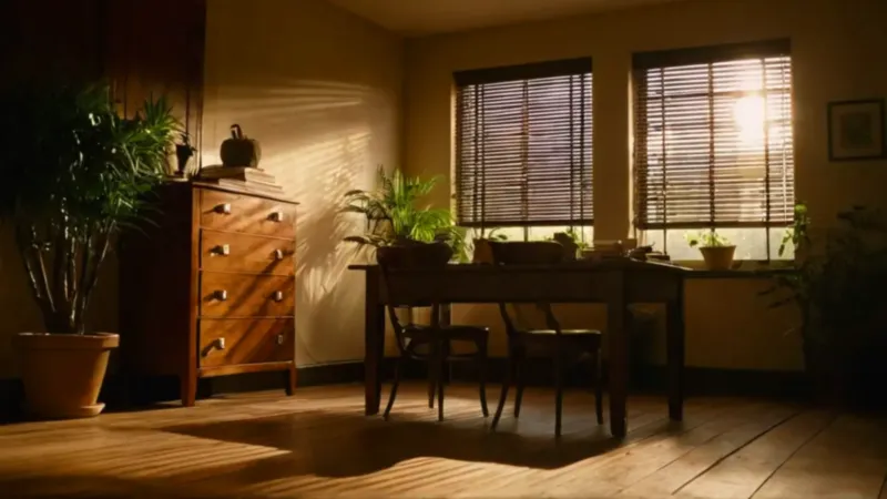 Figura en un despacho entre luces y sombras