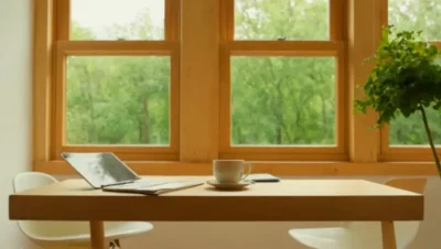 Alguien trabaja en un escritorio muy luminoso