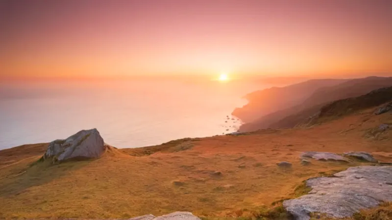 Silueta solitaria ante el vasto amanecer