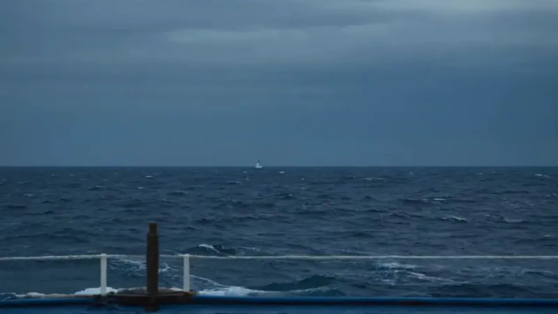 Hombre solitario en el inmenso océano