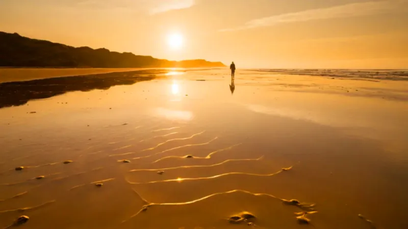 Figura solitaria en la playa dorada