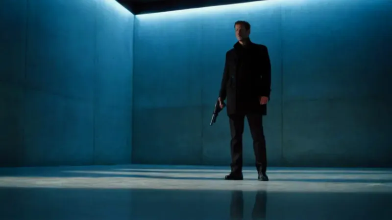 Una figura armada en la penumbra