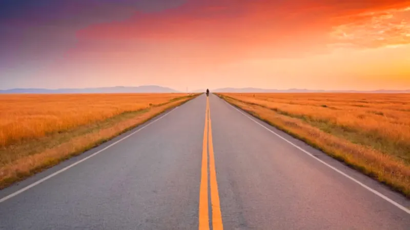 Ciclista solitario en la carretera al atardecer