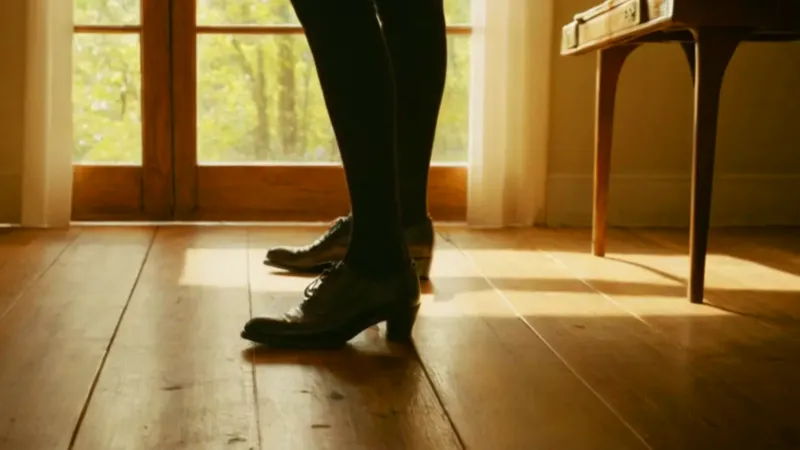 Una figura contempla algo en la penumbra