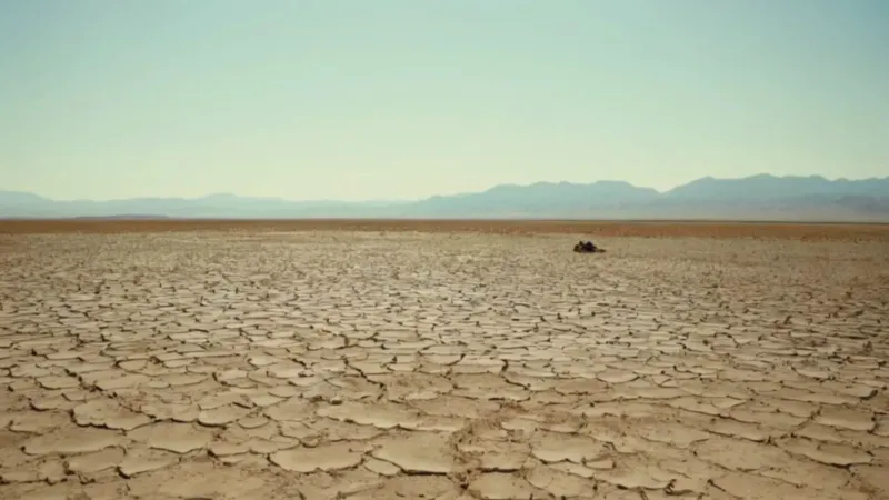 Un científico investiga el desierto agrietado