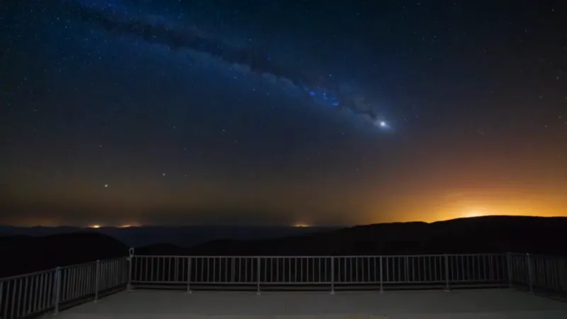 Persona observa el cometa desde el observatorio