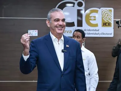 Luis Abinader recibe nueva cédula de identidad.