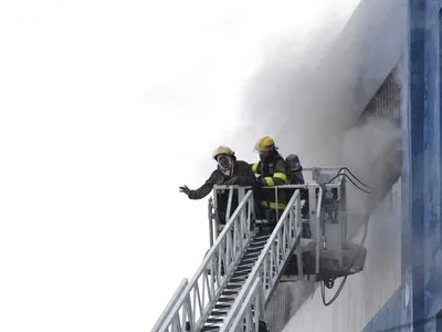 Bomberos combatiendo incendio en Almacenes Garrido.