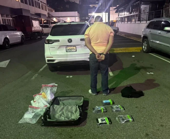 Hombre detenido con paquetes de cocaína en Boca Chica