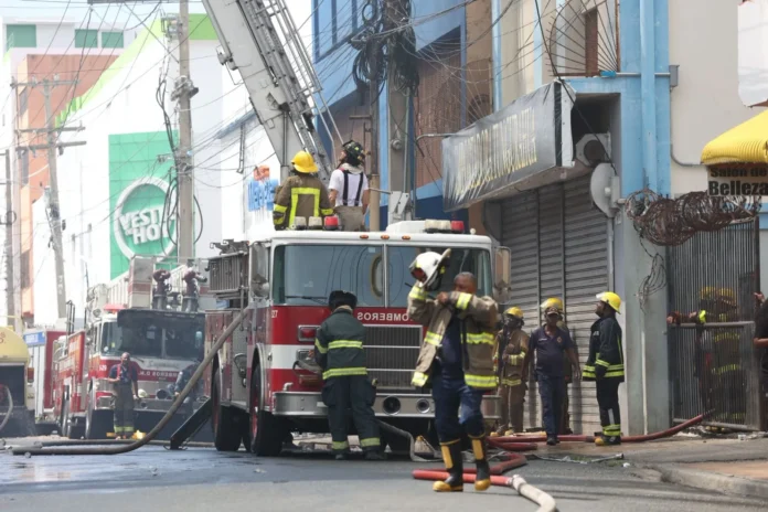 Incendio en Almacenes Garrido en Santo Domingo.