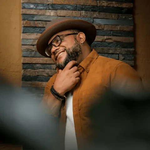 Moa Cabrera en el videoclip Parezco de Acero