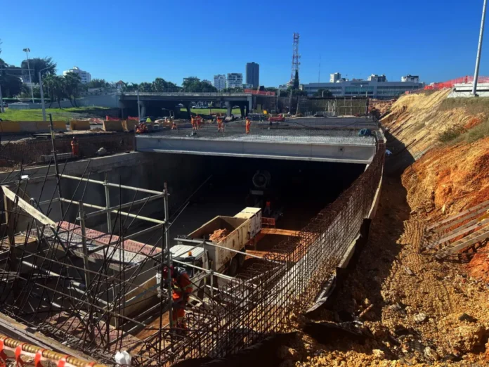 Trabajadores construyendo el túnel de Luperón.