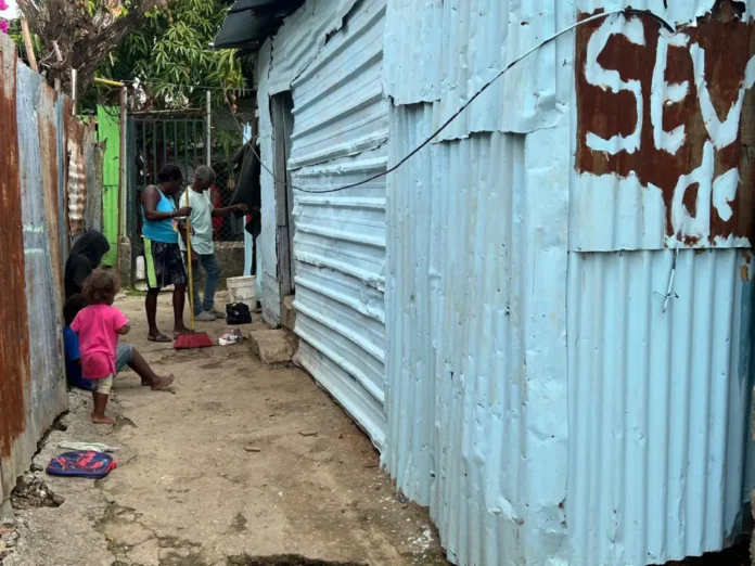 Felito Batista celebra su nuevo título de propiedad.