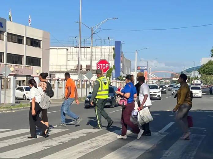 Seguridad peatonal en avenida Kennedy mejorada.