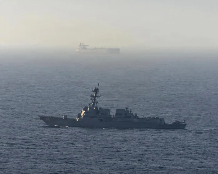 Interceptación de buque comercial en el mar