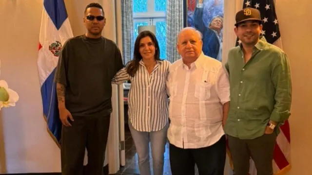 Embajadora Leah Campos y Dr. Fadul discuten autismo.