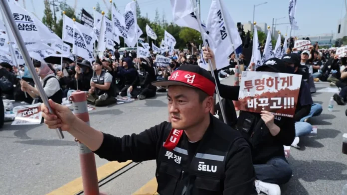 Protesta masiva de trabajadores de Samsung.