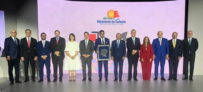 Reconocimiento a David Collado en turismo.