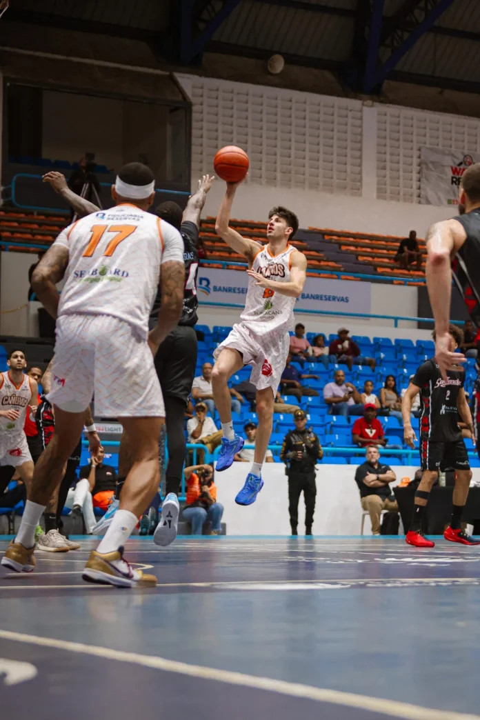 Gigantes celebran victoria en tiempo extra.