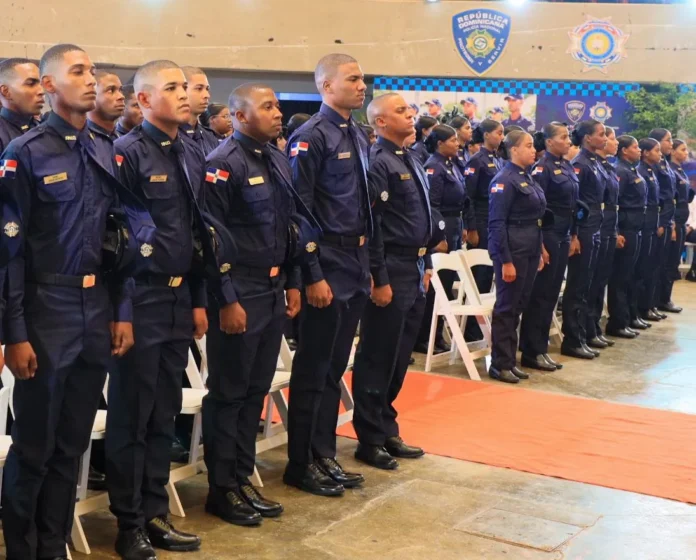 Graduación de nuevos agentes de policía.