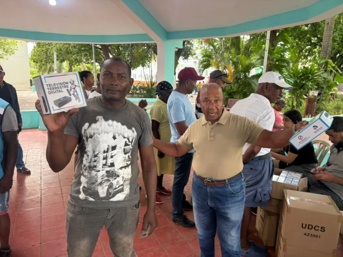 Entrega de cajitas digitales en Tamayo