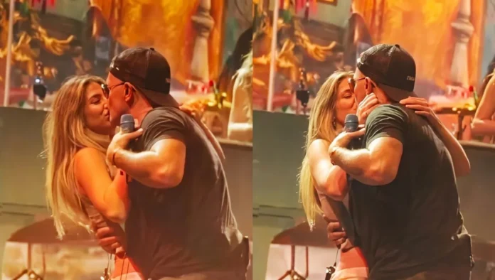 Alejandro Sanz y Stephanie Cayo se besan.