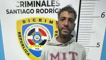 Detención de hombres por robo en Santiago.