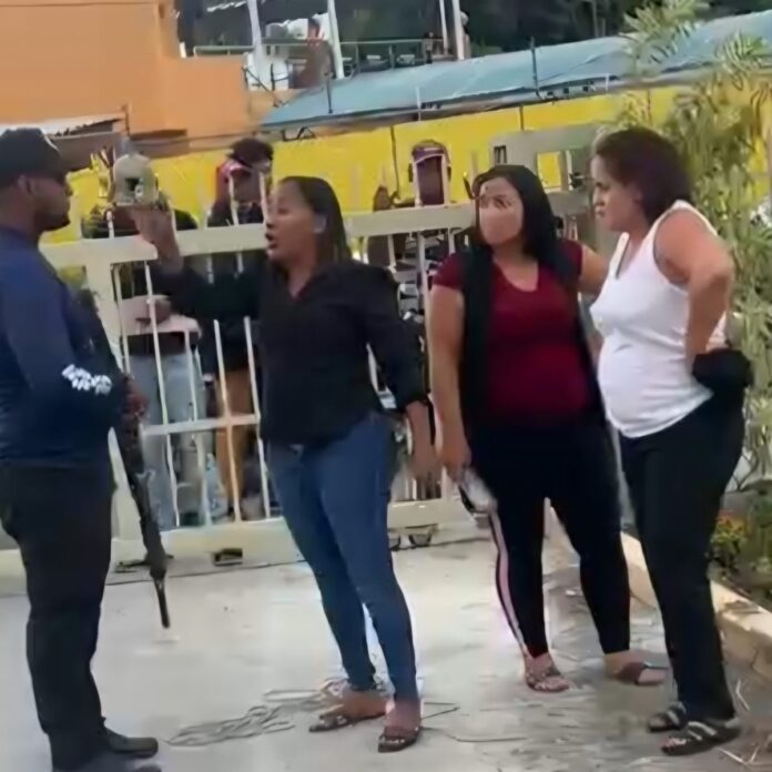 Detención de mujeres por intento de robo.