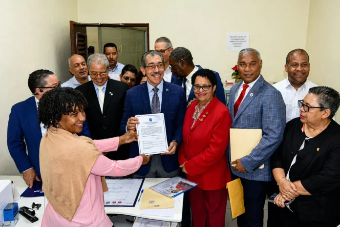 Asjana David inscribe candidatura a rector UASD