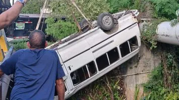 Autobús accidentado en Barahona, cuatro heridos.
