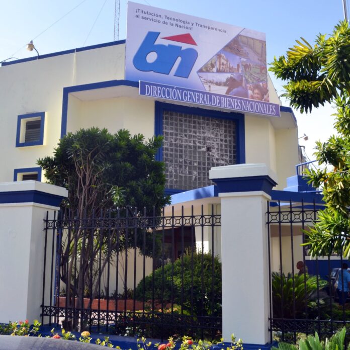 Bienes Nacionales cede terrenos y aeronave.