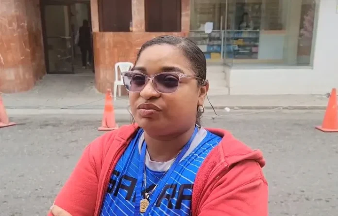 Madre denuncia retención de hija en clínica.